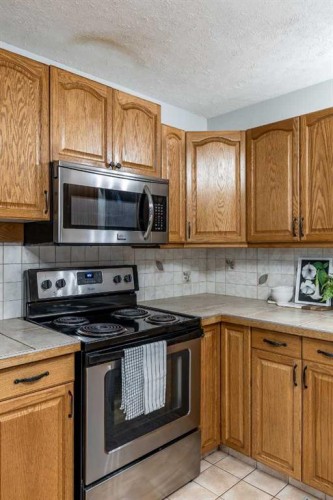 1122 Ross Street Se, Medicine Hat, AB - Indoor Photo Showing Kitchen