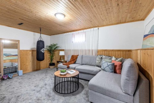 1122 Ross Street Se, Medicine Hat, AB - Indoor Photo Showing Living Room