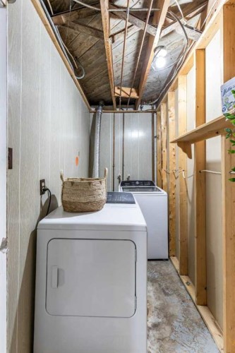 1122 Ross Street Se, Medicine Hat, AB - Indoor Photo Showing Laundry Room