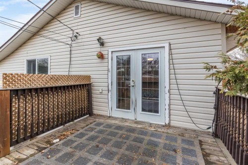 1122 Ross Street Se, Medicine Hat, AB - Outdoor With Exterior