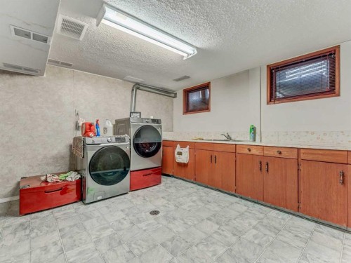 2210 Upland Drive Se, Medicine Hat, AB - Indoor Photo Showing Laundry Room