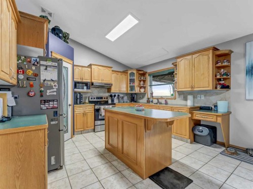 9 Riverview Green Se, Redcliff, AB - Indoor Photo Showing Kitchen