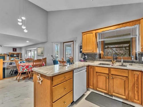 87 Prairie Drive Ne, Medicine Hat, AB - Indoor Photo Showing Kitchen With Double Sink