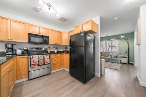 48 Somerset Lane Se, Medicine Hat, AB - Indoor Photo Showing Kitchen