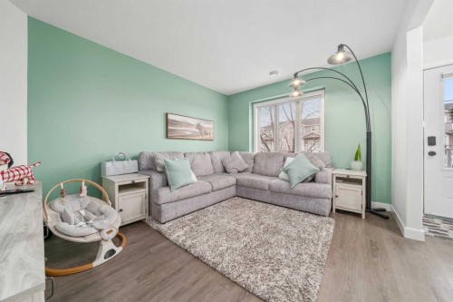48 Somerset Lane Se, Medicine Hat, AB - Indoor Photo Showing Living Room