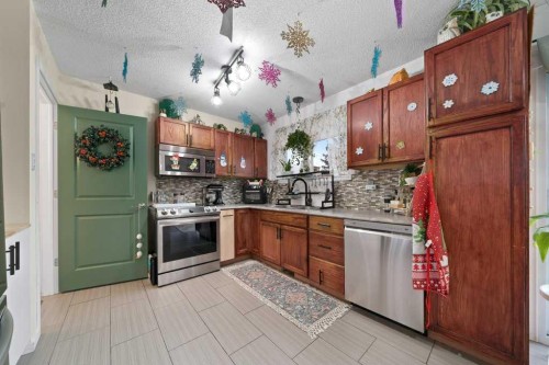 1647 4 Avenue Ne, Medicine Hat, AB - Indoor Photo Showing Kitchen