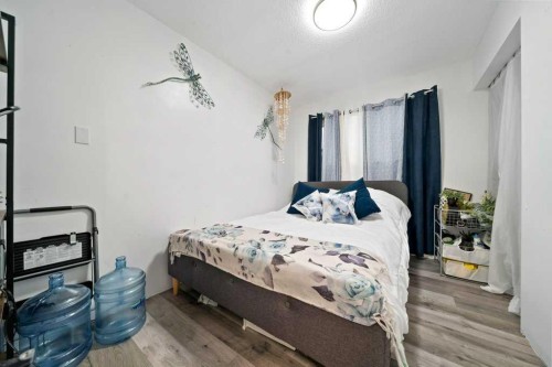 1647 4 Avenue Ne, Medicine Hat, AB - Indoor Photo Showing Bedroom