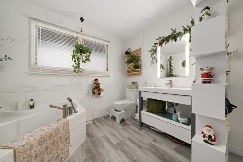 1647 4 Avenue Ne, Medicine Hat, AB - Indoor Photo Showing Bathroom