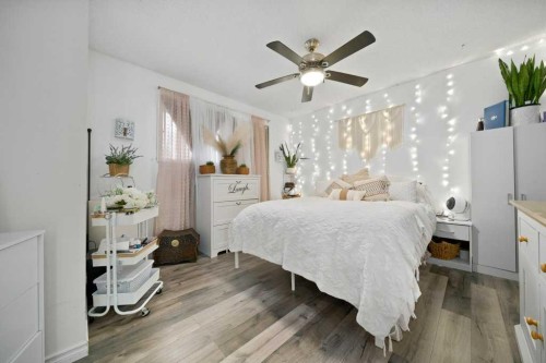 1647 4 Avenue Ne, Medicine Hat, AB - Indoor Photo Showing Bedroom