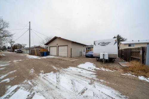 1647 4 Avenue Ne, Medicine Hat, AB - Outdoor With Exterior