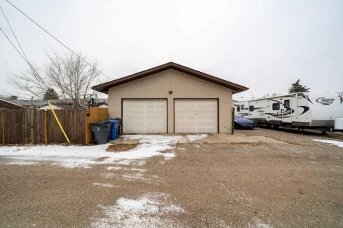 1647 4 Avenue Ne, Medicine Hat, AB - Outdoor With Exterior