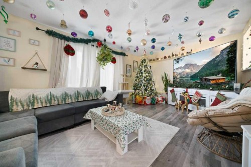 1647 4 Avenue Ne, Medicine Hat, AB - Indoor Photo Showing Living Room