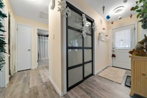 1647 4 Avenue Ne, Medicine Hat, AB - Indoor Photo Showing Other Room