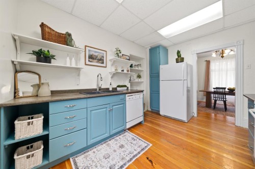 387 5 Street Se, Medicine Hat, AB - Indoor Photo Showing Kitchen With Double Sink