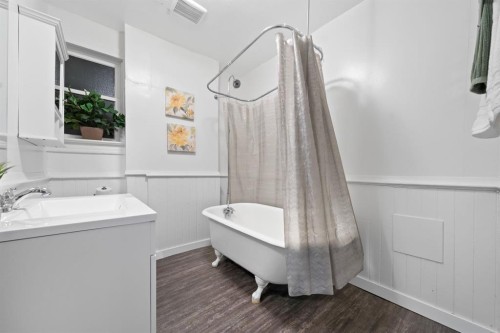 387 5 Street Se, Medicine Hat, AB - Indoor Photo Showing Laundry Room