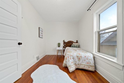 387 5 Street Se, Medicine Hat, AB - Indoor Photo Showing Bedroom