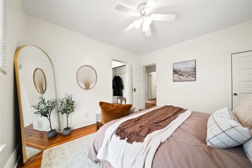387 5 Street Se, Medicine Hat, AB - Indoor Photo Showing Bedroom