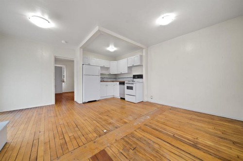 387 5 Street Se, Medicine Hat, AB - Indoor Photo Showing Kitchen