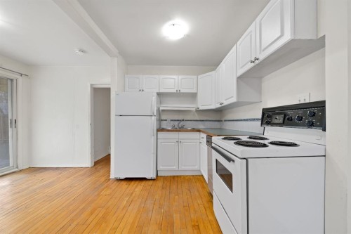387 5 Street Se, Medicine Hat, AB - Indoor Photo Showing Kitchen With Double Sink