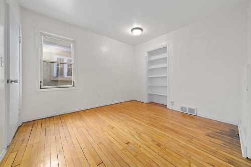 387 5 Street Se, Medicine Hat, AB - Indoor Photo Showing Other Room