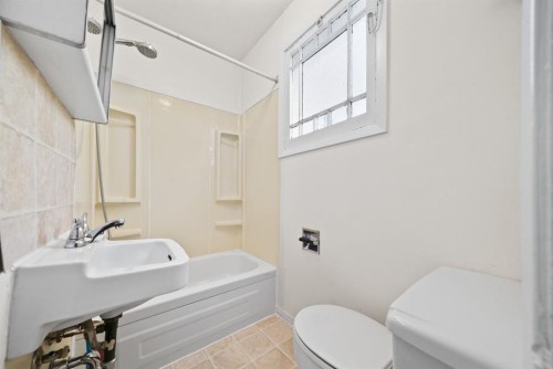 387 5 Street Se, Medicine Hat, AB - Indoor Photo Showing Bathroom