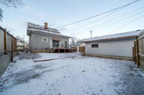 387 5 Street Se, Medicine Hat, AB - Outdoor With Exterior