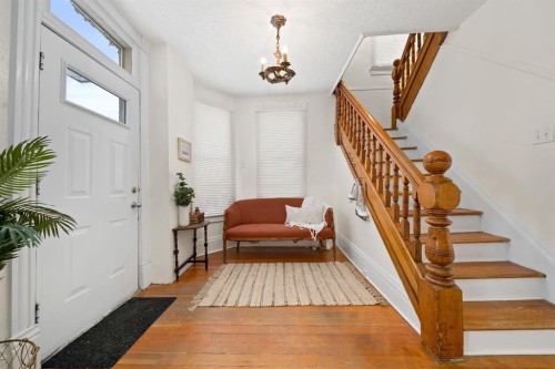 387 5 Street Se, Medicine Hat, AB - Indoor Photo Showing Other Room