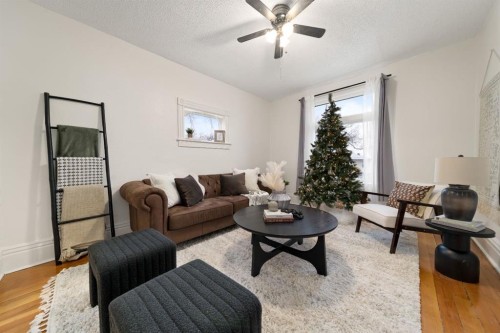 387 5 Street Se, Medicine Hat, AB - Indoor Photo Showing Living Room