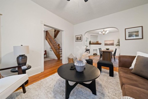 387 5 Street Se, Medicine Hat, AB - Indoor Photo Showing Living Room