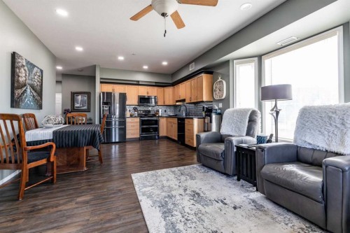 209-105 Main Street South, Redcliff, AB - Indoor Photo Showing Living Room