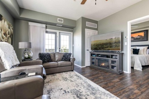 209-105 Main Street South, Redcliff, AB - Indoor Photo Showing Living Room