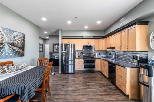 209-105 Main Street South, Redcliff, AB - Indoor Photo Showing Kitchen