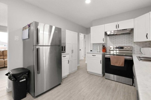 70 Colter Crescent Nw, Medicine Hat, AB - Indoor Photo Showing Kitchen With Double Sink