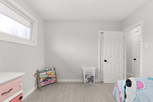 70 Colter Crescent Nw, Medicine Hat, AB - Indoor Photo Showing Bedroom