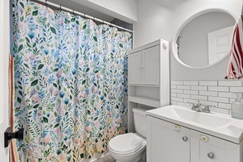 70 Colter Crescent Nw, Medicine Hat, AB - Indoor Photo Showing Bathroom