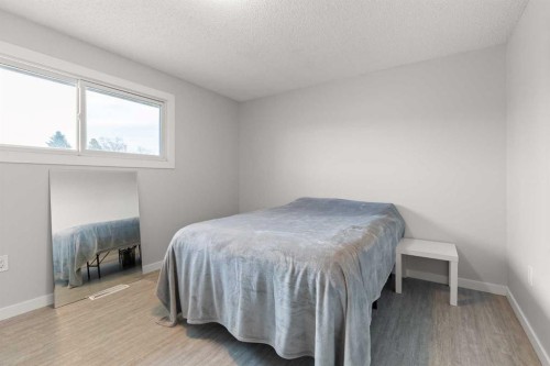 70 Colter Crescent Nw, Medicine Hat, AB - Indoor Photo Showing Bedroom