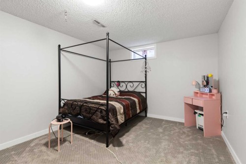 70 Colter Crescent Nw, Medicine Hat, AB - Indoor Photo Showing Bedroom