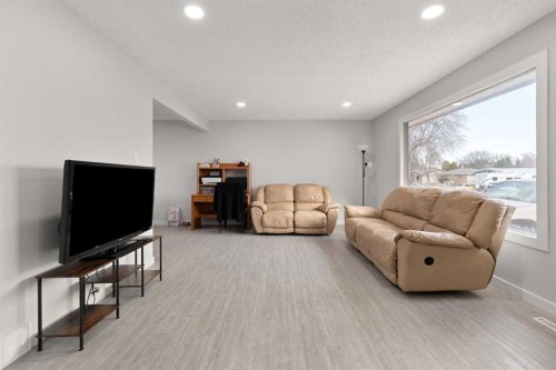 70 Colter Crescent Nw, Medicine Hat, AB - Indoor Photo Showing Other Room