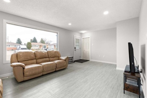70 Colter Crescent Nw, Medicine Hat, AB - Indoor Photo Showing Living Room