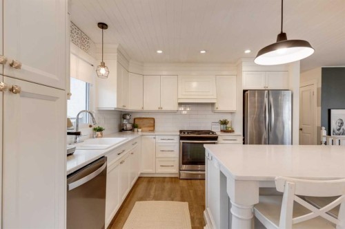 157 Calder Road Se, Medicine Hat, AB - Indoor Photo Showing Kitchen With Stainless Steel Kitchen With Upgraded Kitchen