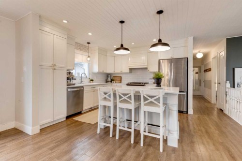 157 Calder Road Se, Medicine Hat, AB - Indoor Photo Showing Kitchen With Stainless Steel Kitchen With Upgraded Kitchen