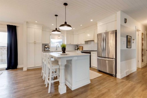 157 Calder Road Se, Medicine Hat, AB - Indoor Photo Showing Kitchen With Stainless Steel Kitchen With Upgraded Kitchen