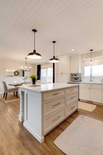 157 Calder Road Se, Medicine Hat, AB - Indoor Photo Showing Kitchen With Upgraded Kitchen