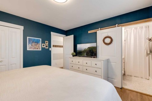 157 Calder Road Se, Medicine Hat, AB - Indoor Photo Showing Bedroom
