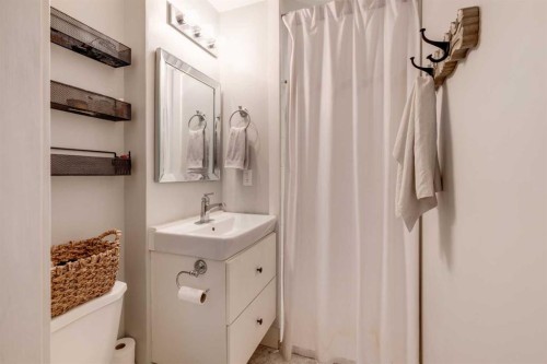 157 Calder Road Se, Medicine Hat, AB - Indoor Photo Showing Bathroom