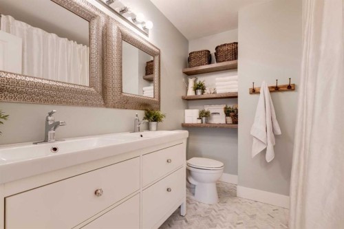 157 Calder Road Se, Medicine Hat, AB - Indoor Photo Showing Bathroom