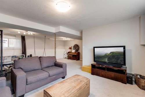 157 Calder Road Se, Medicine Hat, AB - Indoor Photo Showing Living Room