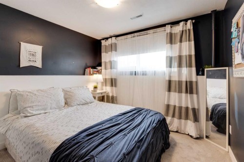 157 Calder Road Se, Medicine Hat, AB - Indoor Photo Showing Bedroom