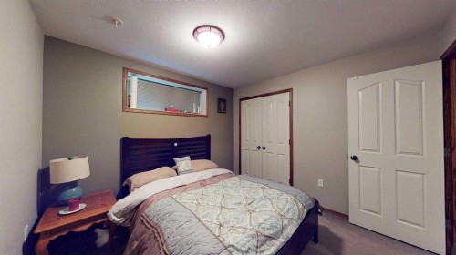 443 East 9 Avenue, Dunmore, AB - Indoor Photo Showing Bedroom