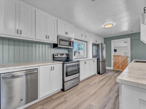80 Pacific Avenue, Irvine, AB - Indoor Photo Showing Kitchen